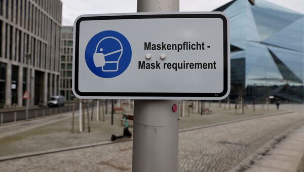 Знак на улице в Берлине информирует о необходимости использования маски - Sputnik Беларусь