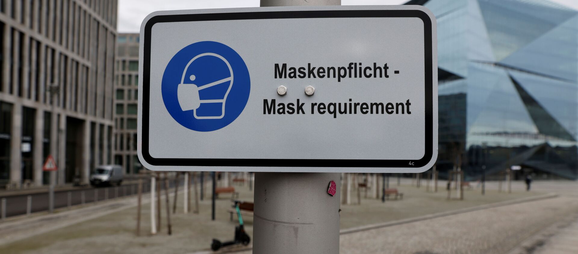 Знак на улице в Берлине информирует о необходимости использования маски - Sputnik Беларусь, 1920, 11.02.2021