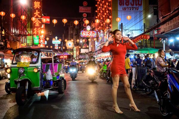 Женщина позирует для фото на улице, украшенной к Новому Лунному году в китайском квартале Бангкока - Sputnik Беларусь