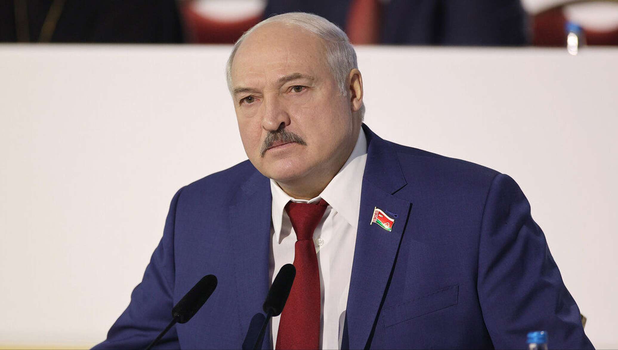 Глава беларуси. Александр Лукашенко 2021. Лукашенко раскрыл. Лукашенко со смартфоном. Лукашенко со смартфоном фото.