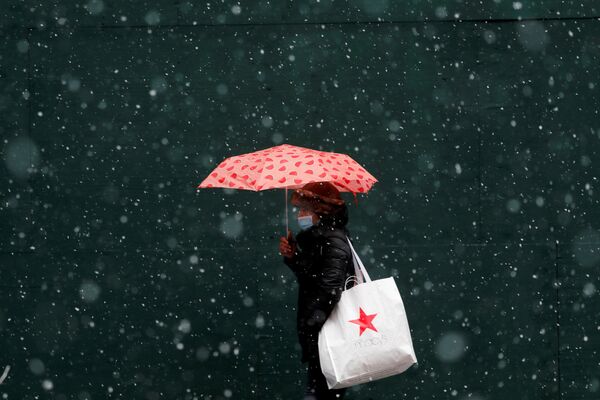 Женщина с зонтом и пакетом из магазина Macy’s на Таймс-сквер в Нью-Йорке, США - Sputnik Беларусь