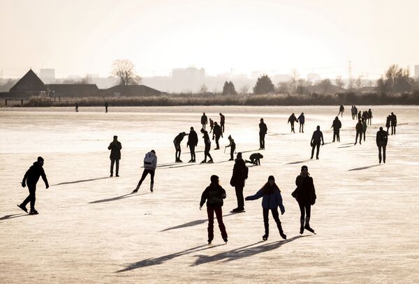 Люди катаются на коньках по естественному льду в Зуидервуде, Нидерланды - Sputnik Беларусь