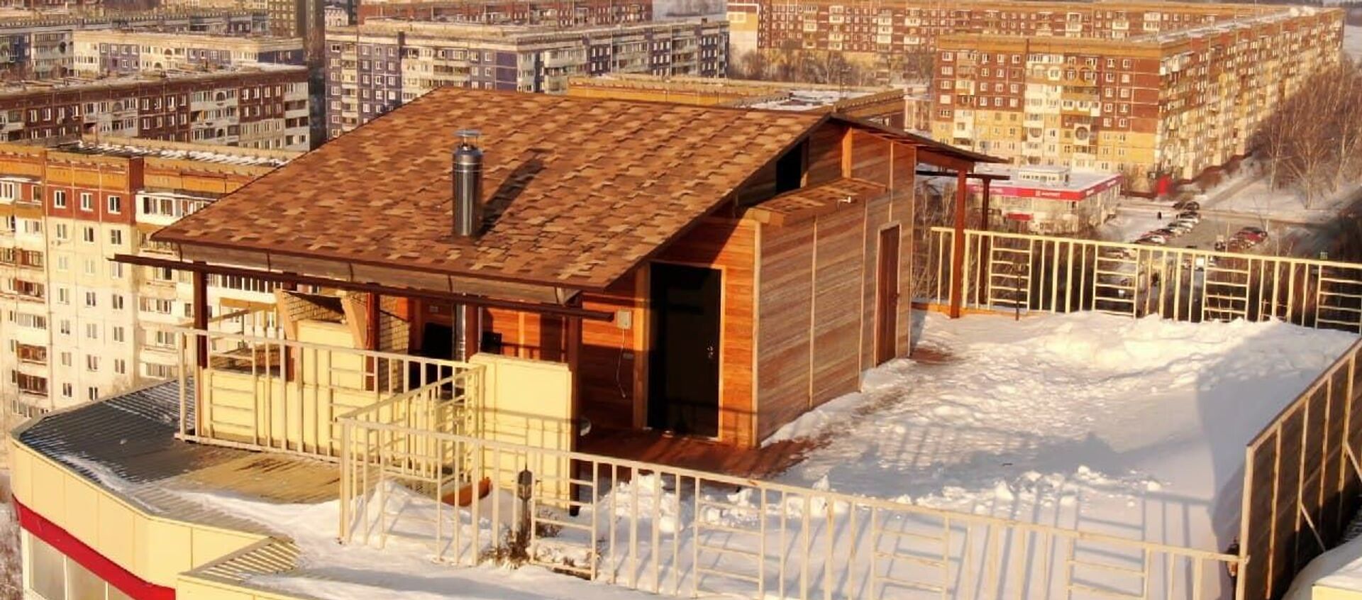 На крыше многоэтажки построили баню, ей заинтересовалась прокуратура – видео  - Sputnik Беларусь, 1920, 13.02.2021