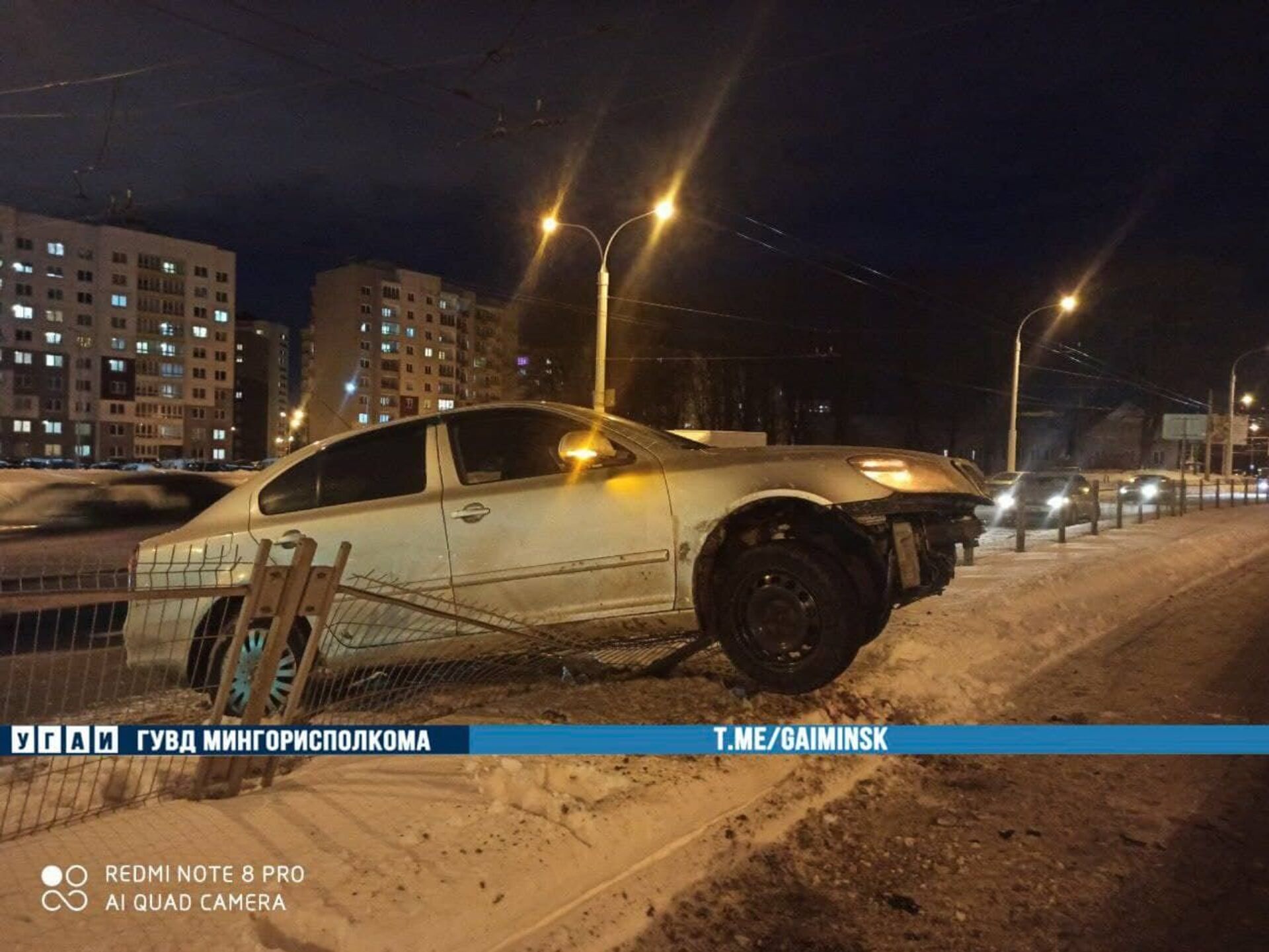 В результате ДТП автомобиль повис на заборе ― фото - Sputnik Беларусь, 1920, 13.02.2021