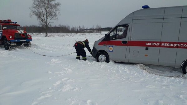 Спасатели вытаскивают машину скорой из сугробов - Sputnik Беларусь