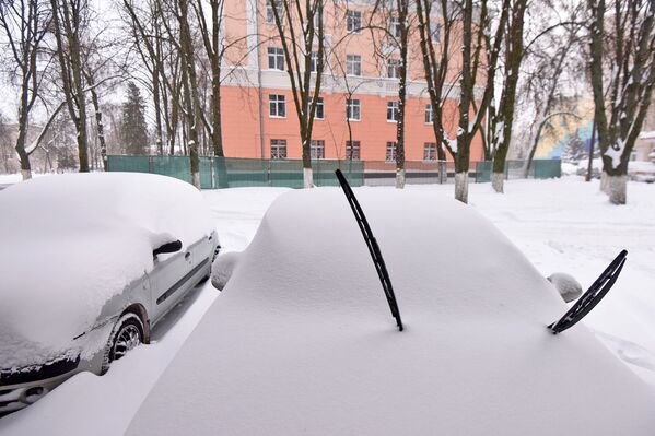 Автомобиль под снегом - Sputnik Беларусь