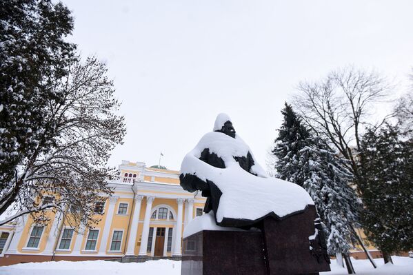 Памятник графу Николаю Румянцеву в снежном одеяле - Sputnik Беларусь