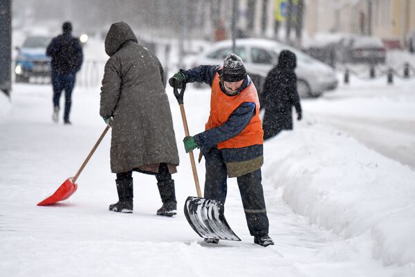 Дворники расчищают тротуары лопатами - Sputnik Беларусь