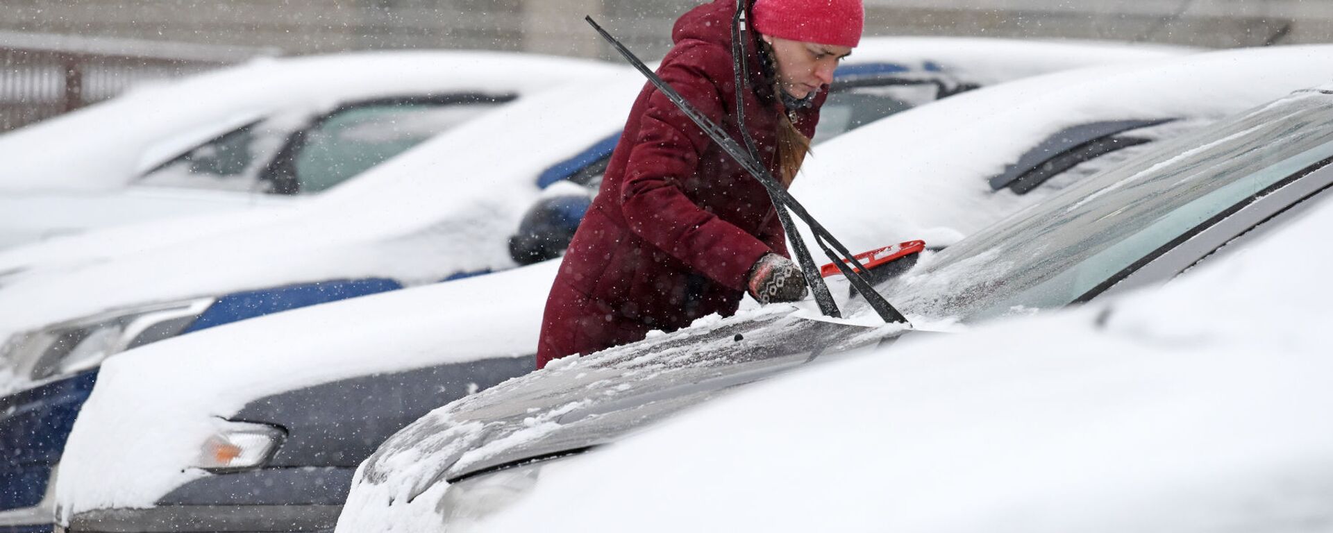 Водитель счищает снег с автомобиля - Sputnik Беларусь, 1920, 23.11.2021