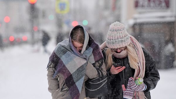 Девушки во время снегопада - Sputnik Беларусь