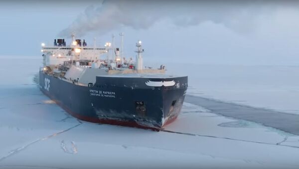 Рекорд февраля: как атомоход проводит танкер по арктическим льдам - видео - Sputnik Беларусь