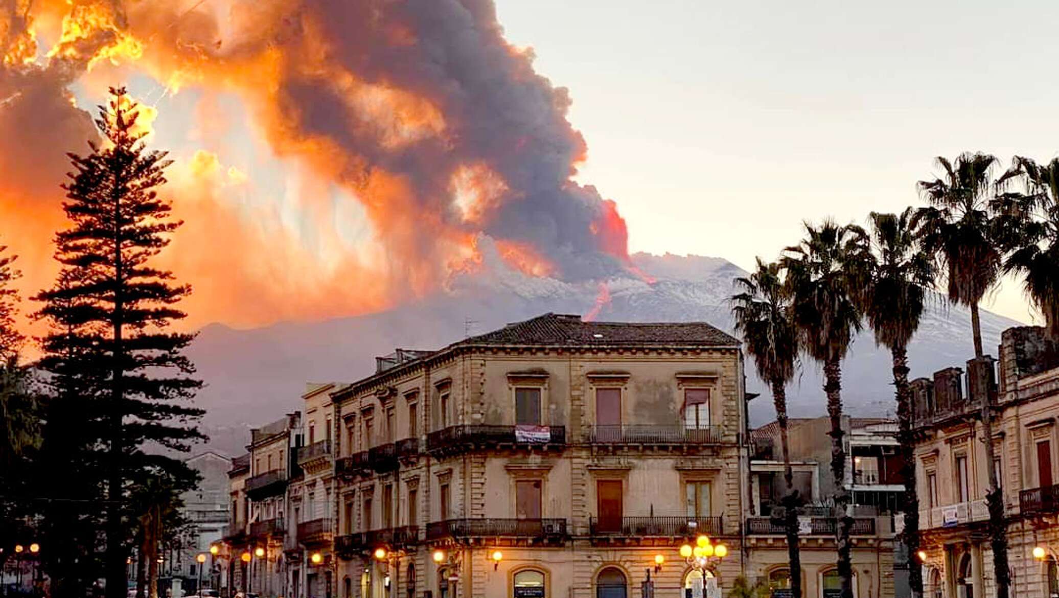 Действующий вулкан на сицилии. Сицилия вулкан Этна. Сицилия вулкан Этна сейчас. Этна Сицилия извержение. Извержение вулкана Этна.