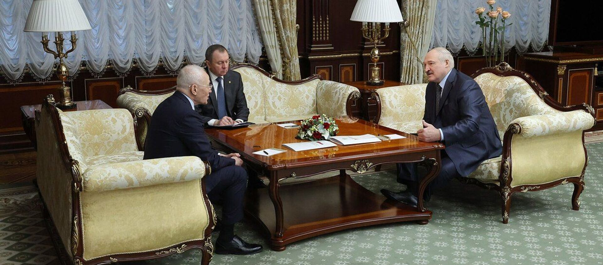 Александр Лукашенко вручил Григорию Рапоте орден Почета - Sputnik Беларусь, 1920, 18.02.2021