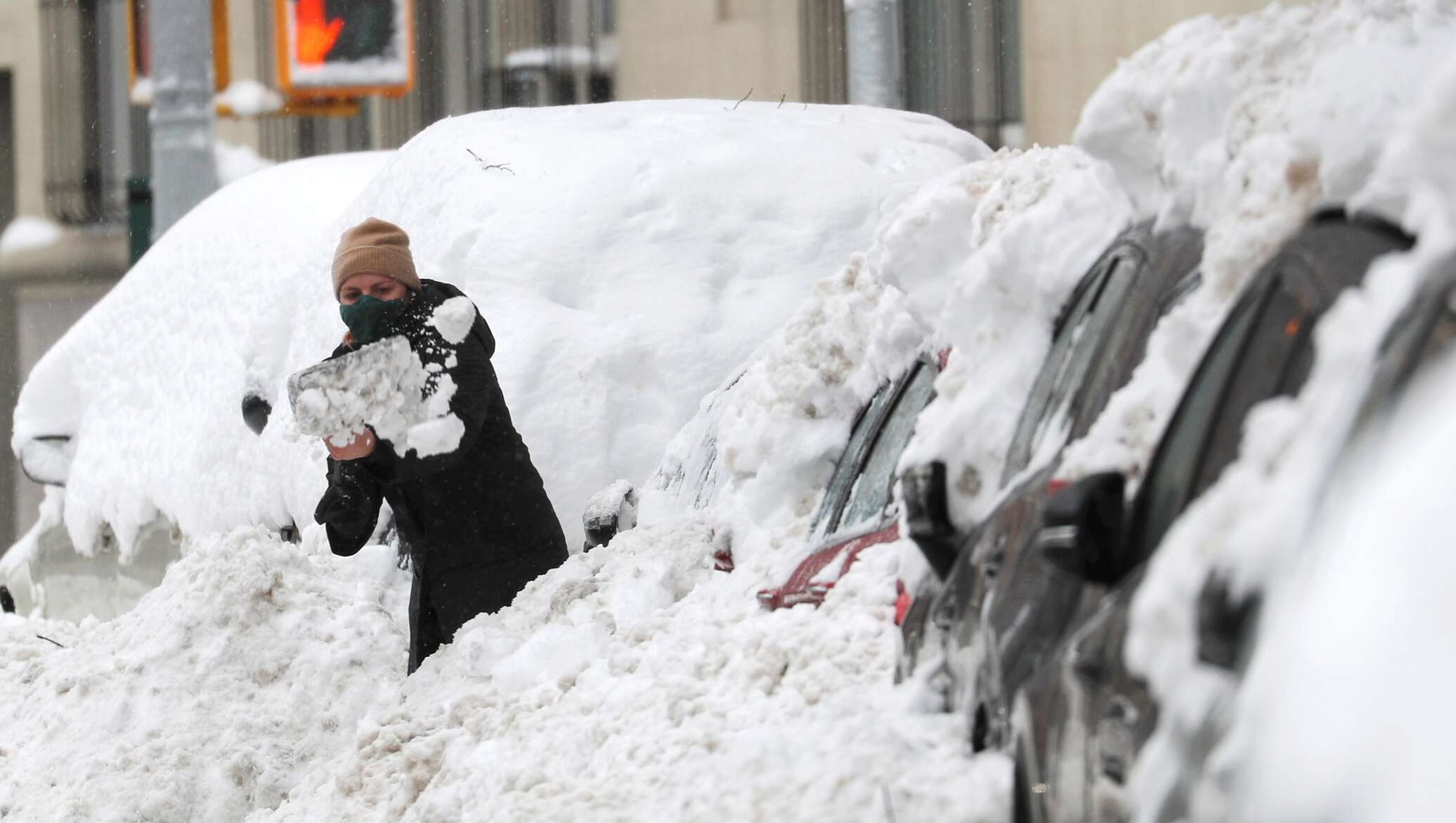 Что делают сильные снегопады. Машину засыпало снегом. Машина завалена снегом. Откапывает машину. Машина в снегу.
