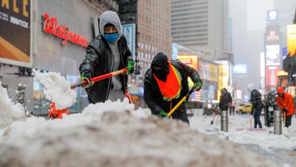 Рабочыя чысцяць снег у Нью-Йорку - Sputnik Беларусь