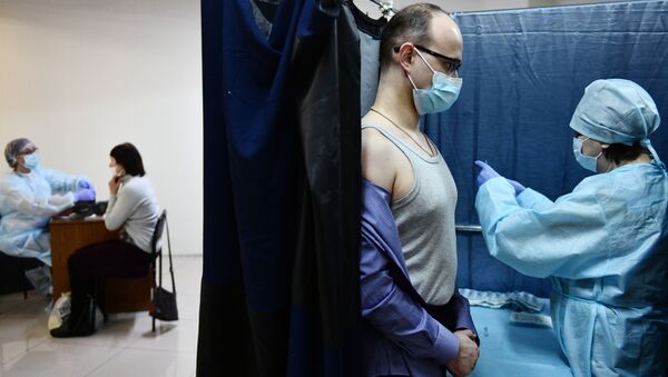 Мужчина вакцинируется от коронавируса - Sputnik Беларусь