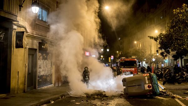 Акции протеста в Испании: пожарные тушат огонь во время акции протеста в связи с задержанием рэпера Пабло Аселя  - Sputnik Беларусь