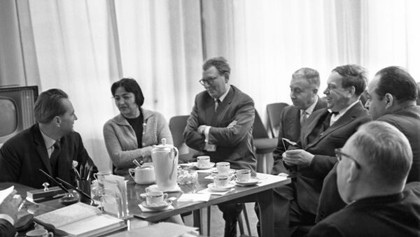 Известный английский писатель Джеймс Олдридж (слева) во время встречи с журналистами Агентства печати Новости(АПН) - Sputnik Беларусь