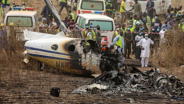 Спасатели и люди собираются возле обломков самолета ВВС Нигерии - Sputnik Беларусь