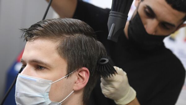 Мастер-стилист и посетитель в защитных масках в парикмахерской - Sputnik Беларусь