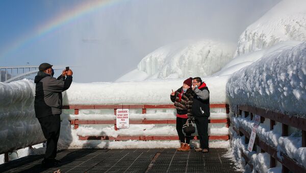 Туристы фотографируются на фоне замерзшего Ниагарского водопада - Sputnik Беларусь