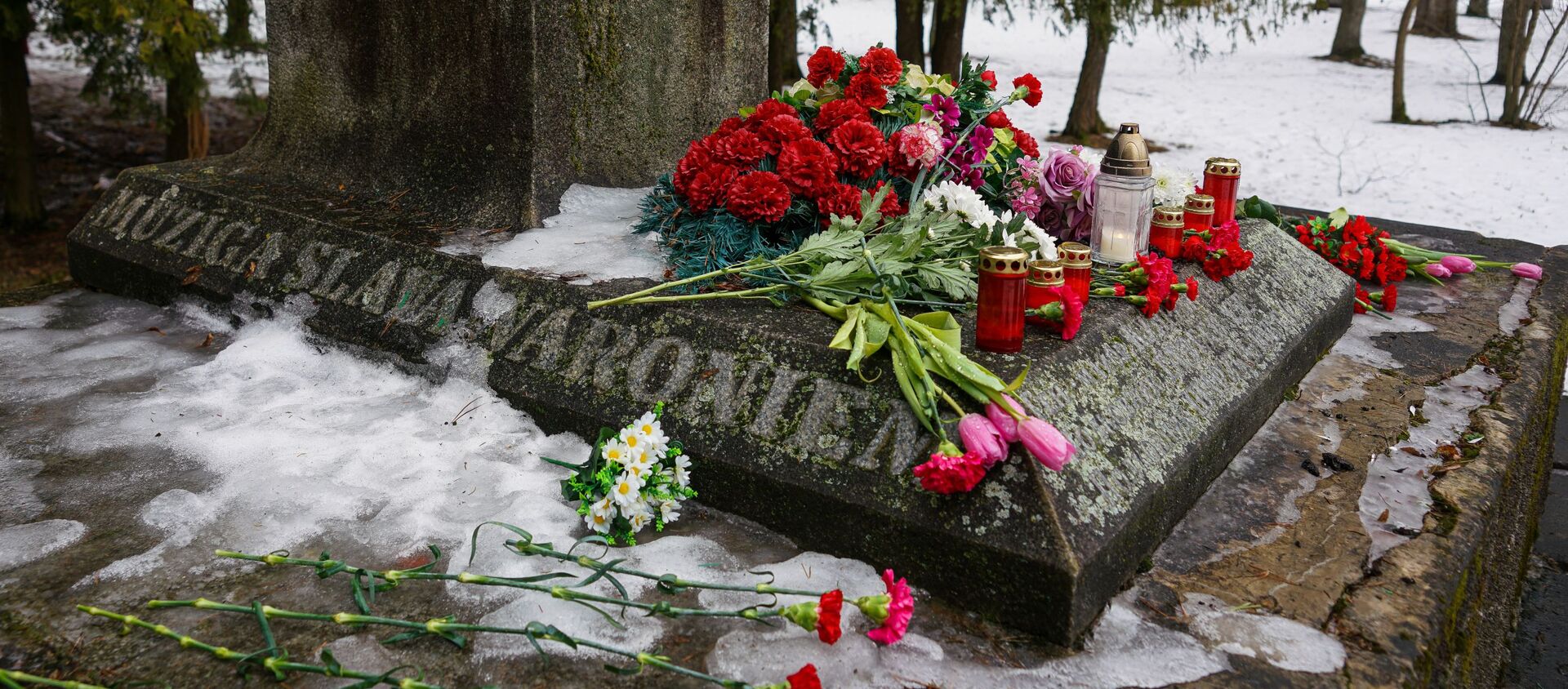Мемориал над могилой белорусского офицера разрушили в Латвии - Sputnik Беларусь, 1920, 25.02.2021