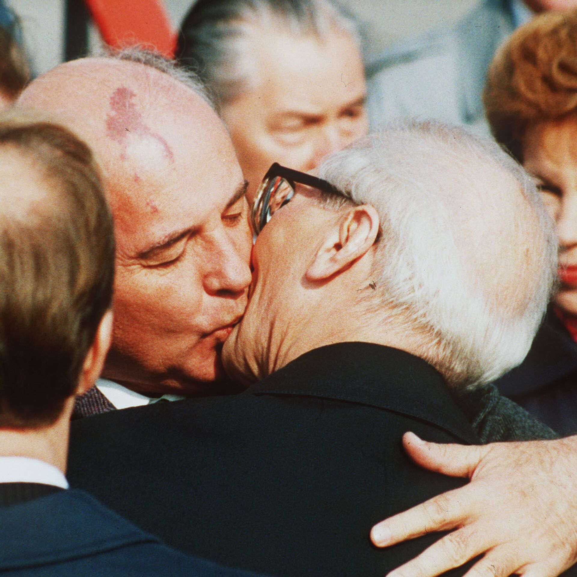 Роль горбачева в гдр кто играет. Брежнев и Хонеккер поцелуй. Горбачев поцелуй Хонеккера. Горбачев в Берлине 1989.
