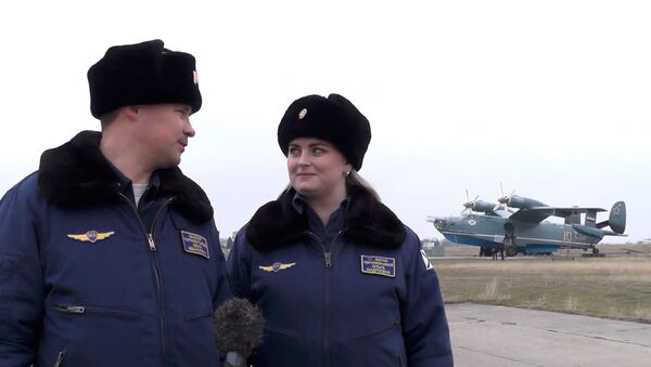 Жена военного летчика помогает мужу совершить мягкую посадку – видео - Sputnik Беларусь
