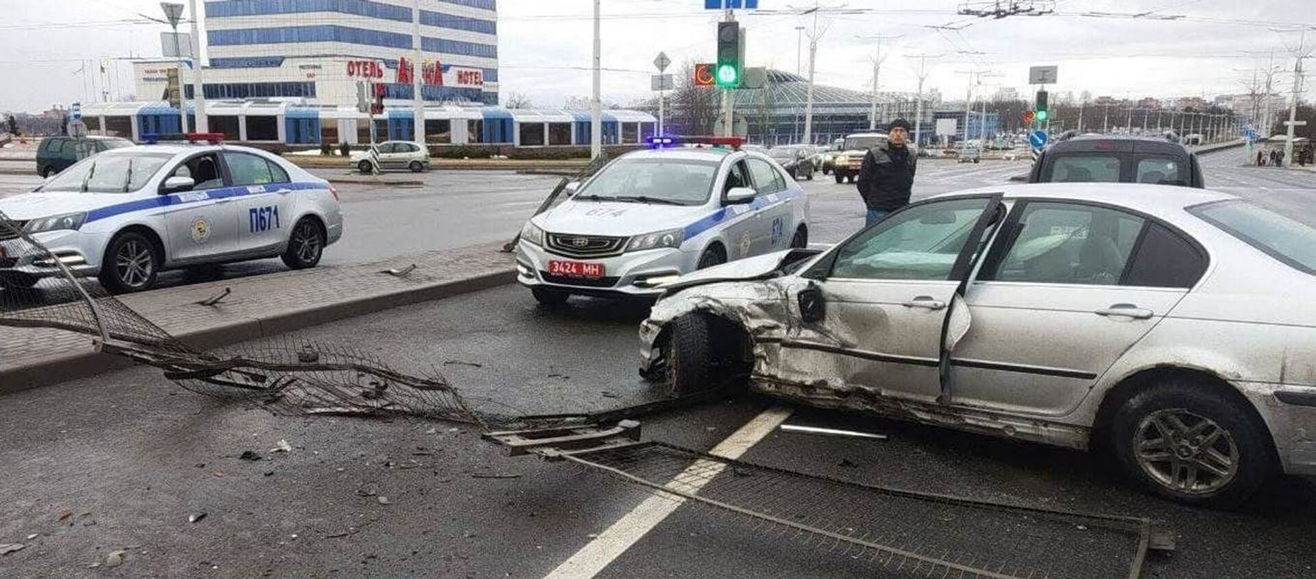 Пьяный водитель на BMW пробил заграждение и врезался в другую машину - Sputnik Беларусь, 1920, 28.02.2021