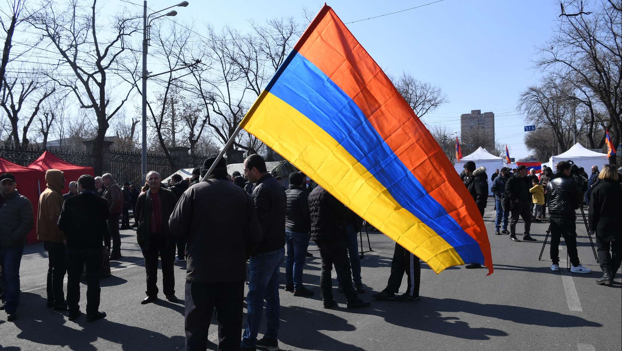 Армения ньюс новости. Митинги в Армении. Шествие с флагами в центре Еревана. Митинг в Ереване. Митинг в Ереване в поддержку Украины.