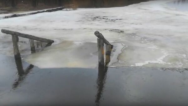 Спасатели взорвали лед на реке для спасения маленькой деревни - видео - Sputnik Беларусь