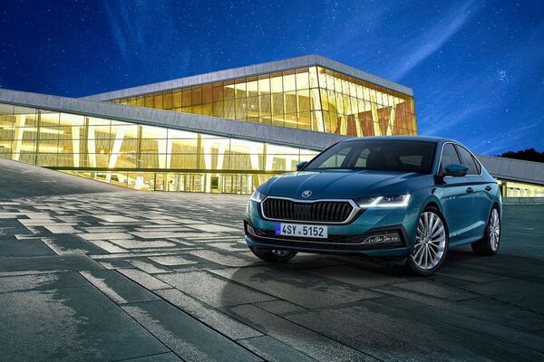 Škoda Octavia всегда может стать автомобилем года в Беларуси, однако жюри европейского конкурса отдало лифтбеку лишь пятое место. - Sputnik Беларусь