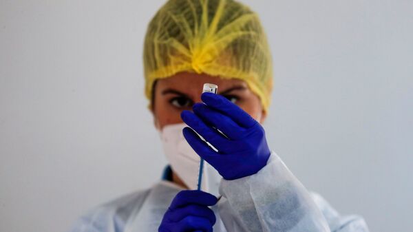 Медицинский работник готовит дозу вакцины Pfizer-BioNTech во время массовой вакцинации в Ронде, Испания - Sputnik Беларусь