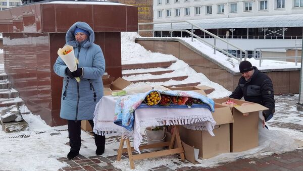 Цветы в Витебске к 8 марта продавали, стоя в снегу - Sputnik Беларусь