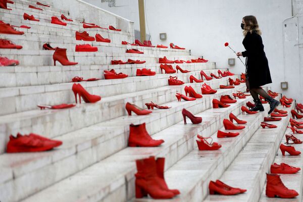 Женские красные  туфели на лестнице главной площади Дуррези в Тиране символизируют осуждение насилия - Sputnik Беларусь