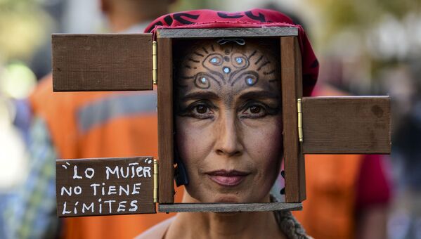 Чилийская женщина принимает участие в демонстрации, посвященной Международному женскому дню в Сантьяго - Sputnik Беларусь