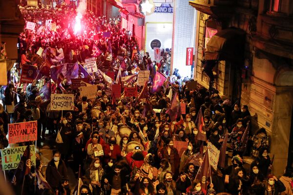 Демонстранты зажигают сигнальные ракеты во время митинга по случаю Международного женского дня в Стамбуле, Турция - Sputnik Беларусь