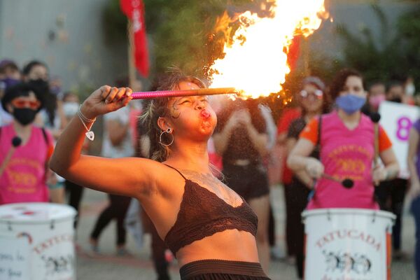 Активистки устроили фаер-шоу во время демонстрации, посвященной Международному женскому дню, в Асунсьоне, Парагвай - Sputnik Беларусь