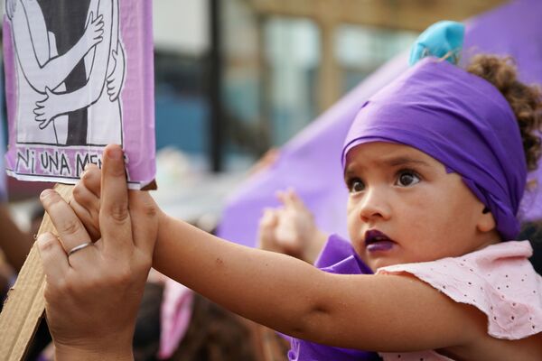 Маленькая девочка с мамой на женском марше в Монтевидео, Уругвай - Sputnik Беларусь