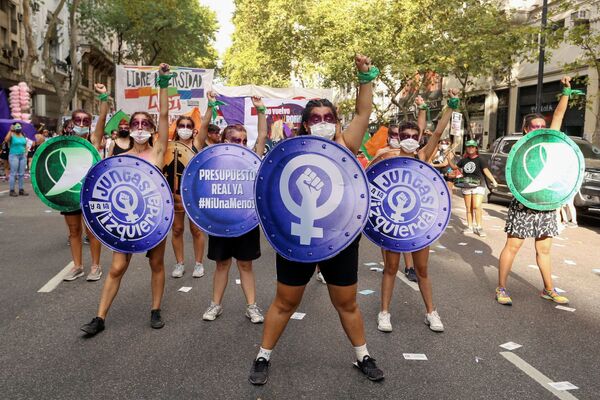 Женщины участвуют в акции протеста по случаю Международного женского дня в Буэнос-Айресе, Аргентина - Sputnik Беларусь