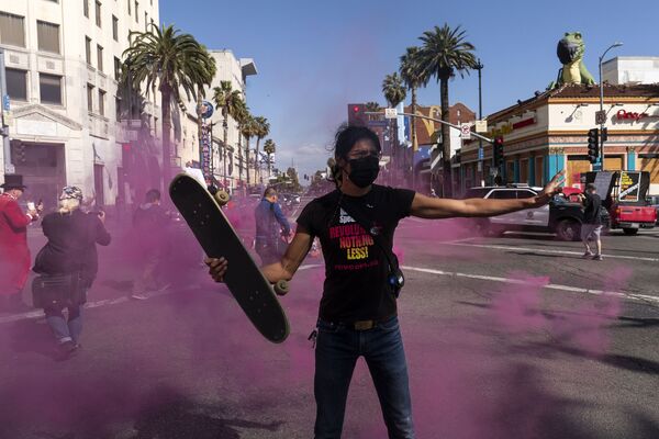 Митинг на пересечении Голливудского бульвара и Хайленд-авеню в Лос-Анджелесе - Sputnik Беларусь