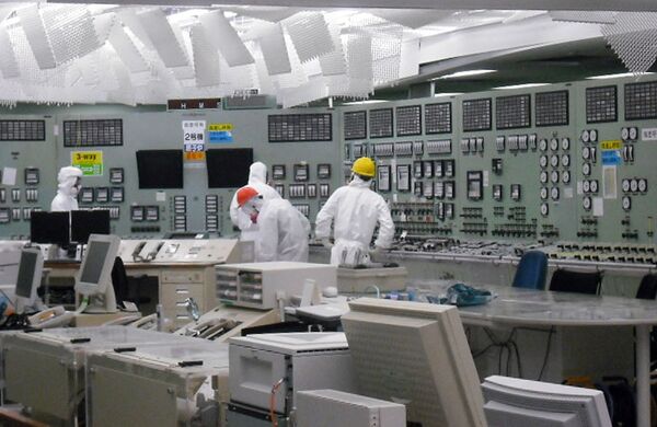 В марте 2011 года в диспетчерской второго реактора инженеры боролись за стабилизацию станции в опасных для жизни условиях - Sputnik Беларусь