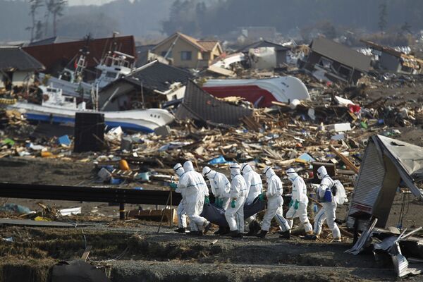 Поиск пропавших без вести жертв в районе, разрушенном землетрясением и цунами в Намиэ, недалеко от Фукусимы - Sputnik Беларусь