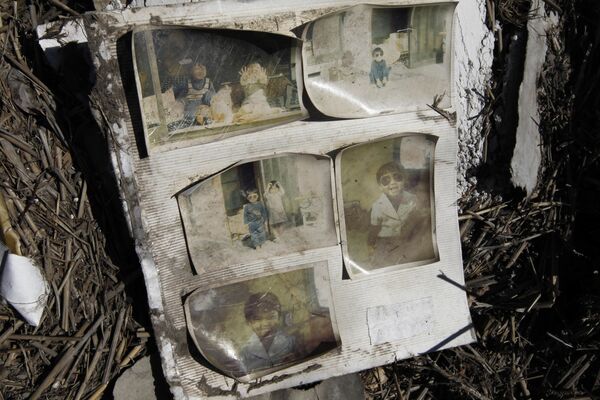 Страница фотоальбома лежит на обломках разрушенного района в Футаба, префектура Фукусима - Sputnik Беларусь
