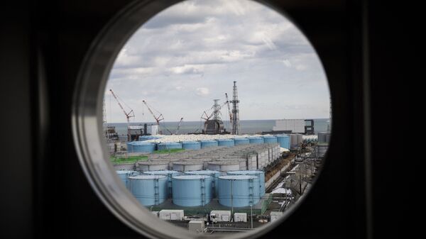 Резервуары для хранения загрязненной воды на АЭС Фукусима - Sputnik Беларусь