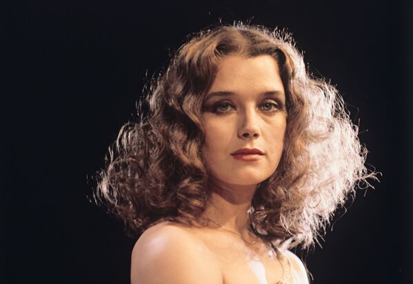 Ирина Алферова родилась 13 марта 1951 года в Новосибирске в семье юристов. После окончания школы отправилась в Москву покорять сцену. - Sputnik Беларусь