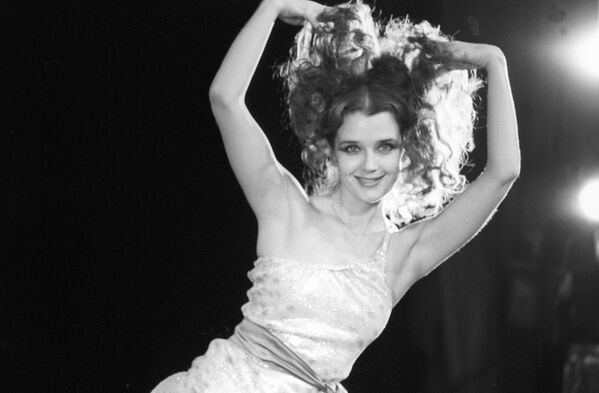 А в 1976 году Ирина, наконец, вышла и на театральную сцену Театра имени Ленинского комсомола. Там она встретила своего первого мужа Александра Абдулова, с которым они несколько лет прожили в общежитии. - Sputnik Беларусь