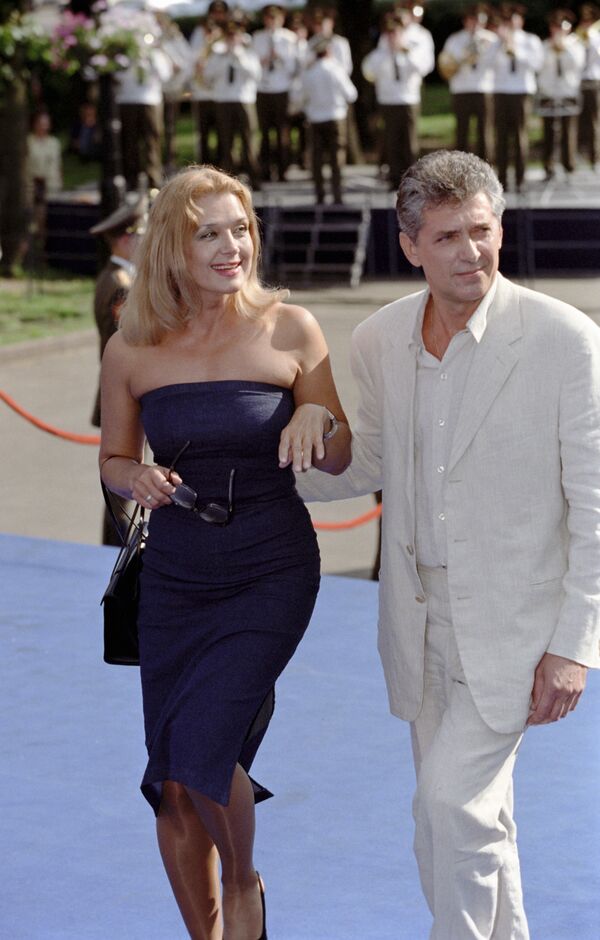 С новым мужем актером Сергеем Мартыновым она обрела уверенность в себе. Они познакомились во время работы над фильмом "Звезда шерифа" и поженились в 1995 году. Она воспитала троих приемных детей: двоих детей мужа и сына своей погибшей старшей сестры. - Sputnik Беларусь