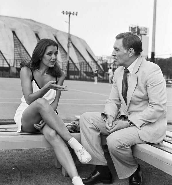 Ирина Алферова и Вячеслав Тихонов на съемках многосерийного телевизионного фильма ТАСС уполномочен заявить, 1984 год. - Sputnik Беларусь