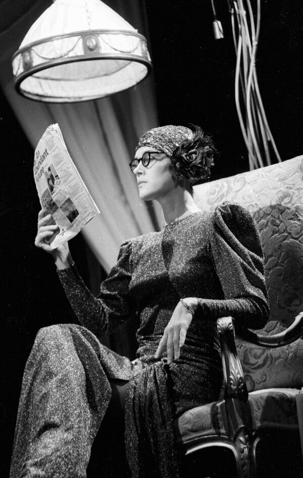 В спектакле Карманный театр по мотивам произведений Жана Кокто на сцене Ленкома. Она как та лягушка, упавшая в кувшин с молоком: барахталась, барахталась, взбила масло и выбралась наружу. (...) Она очень поверила в себя, в то, что она делает. А поскольку Ира еще и удовольствие получает от этого, ее искренность переходит через рампу в зрительный зал, завораживая публику, - говорил про актрису Александр Збруев. - Sputnik Беларусь